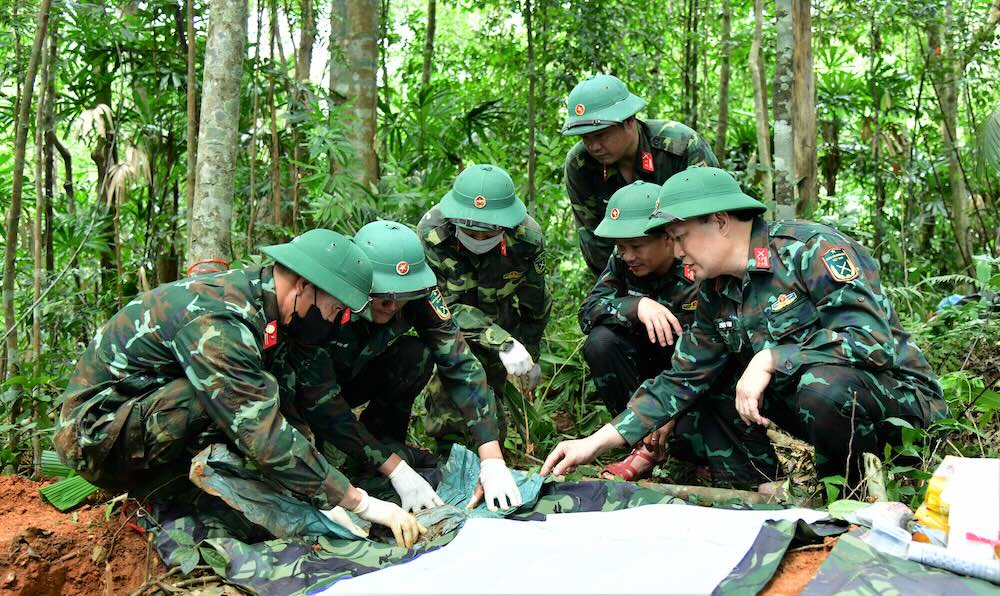 The Repatriation Team of Martyrs' remains of Economic - National Defense Team 337 repatriates martyrs' remains in the Cay Loi stream hill area, Cap Cuoi village, Huong Lap commune, Quang Tri province. Photo: Economic - National Defense Team 337