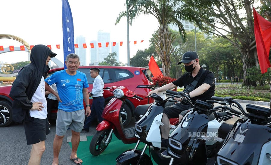 People participate in test driving electric motorbikes. Photo: Hai Nguyen