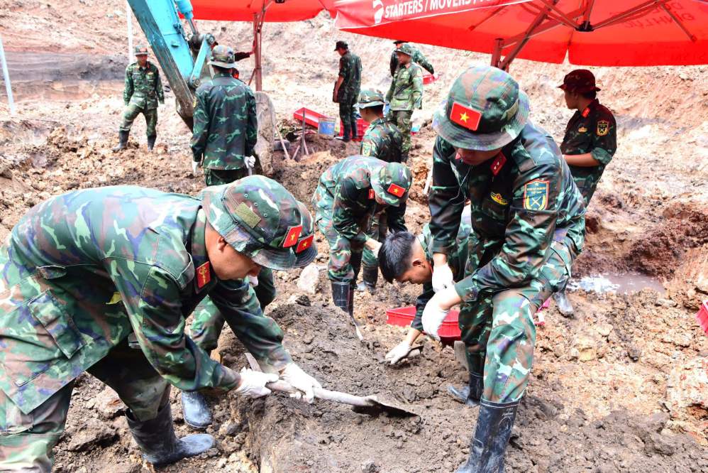 The search and repatriation of martyrs' remains at Le Thi Rieng Park continues to be implemented. Photo: Ho Chi Minh City Command
