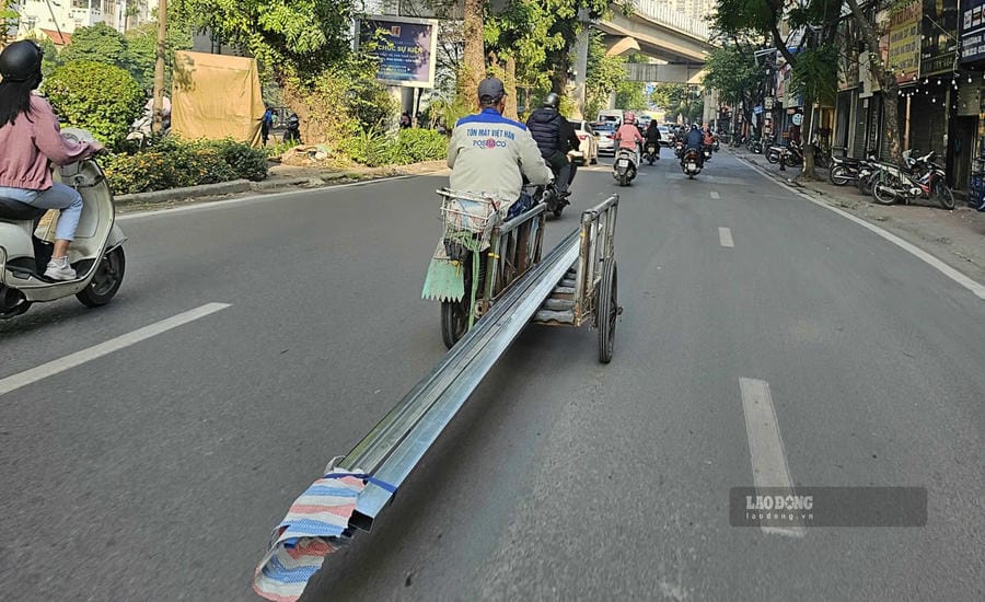 Self-made three-wheeled vehicle carrying bulky goods on the street. Photo: Huu Chanh