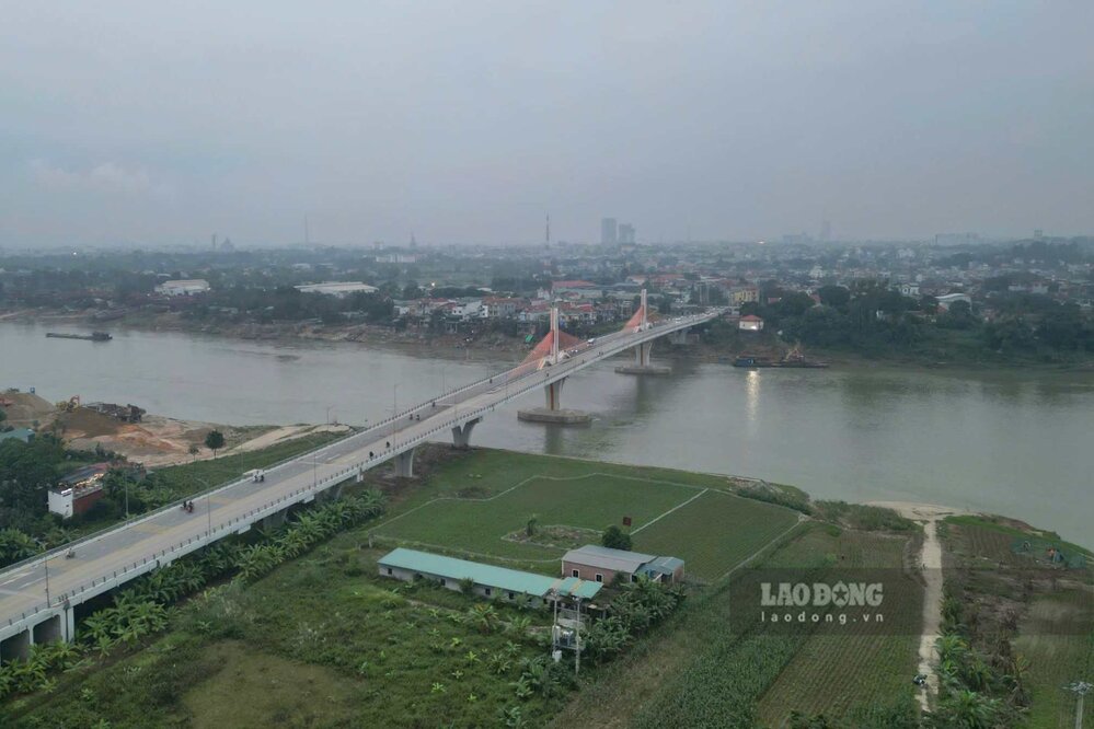Le pont Vĩnh Phú traverse la rivière Lô reliant la commune de Sông Lô au quartier de Việt Trì. Photo: Tô Công