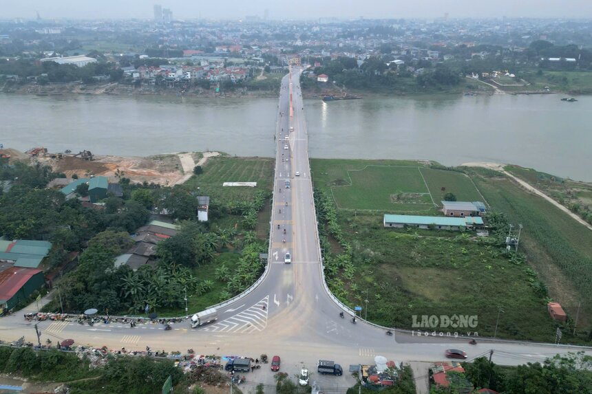 Đầu cầu Vĩnh Phú giao với đê tả sông Lô phía xã Sông Lô. Ảnh: Tô Công