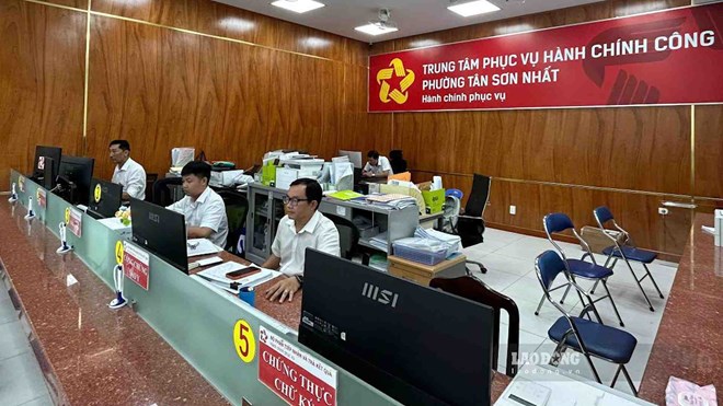 Cán bộ phục vụ người dân tại Trung tâm Phục vụ hành chính công phường Tân Sơn Nhất (TPHCM). Ảnh: Minh Tâm