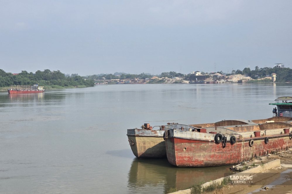 Mực nước sông Lô chịu ảnh hưởng của điều tiết thuỷ điện. Ảnh: Tô Công