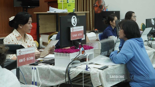 Funcionarios y empleados públicos de la ciudad de Ho Chi Minh resuelven expedientes para la gente. Foto: Minh Tâm