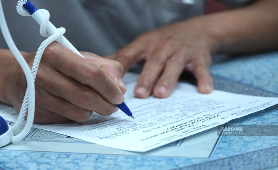 Hiện, anh Đ đã thực hiện thủ tục hồ sơ, đăng ký đi lao động thời vụ ở nước ngoài vào năm 2027 tại TTDVVL tỉnh Đồng Tháp. Ảnh: Nhóm PV