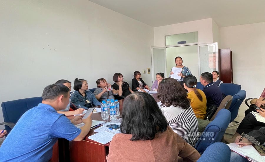 Ms. Nguyen Thi Huyen - representing workers - spoke up, demanding salary and social insurance benefits in front of Haporsimex Company leaders. Photo: VIET LAM