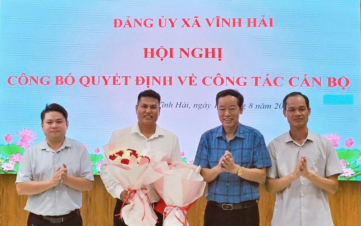 Vinh Hai Commune Party Committee announces the decision to appoint Deputy Chief of the Party Committee Office. Photo: Vinh Hai Commune e-Portal, Hai Phong City