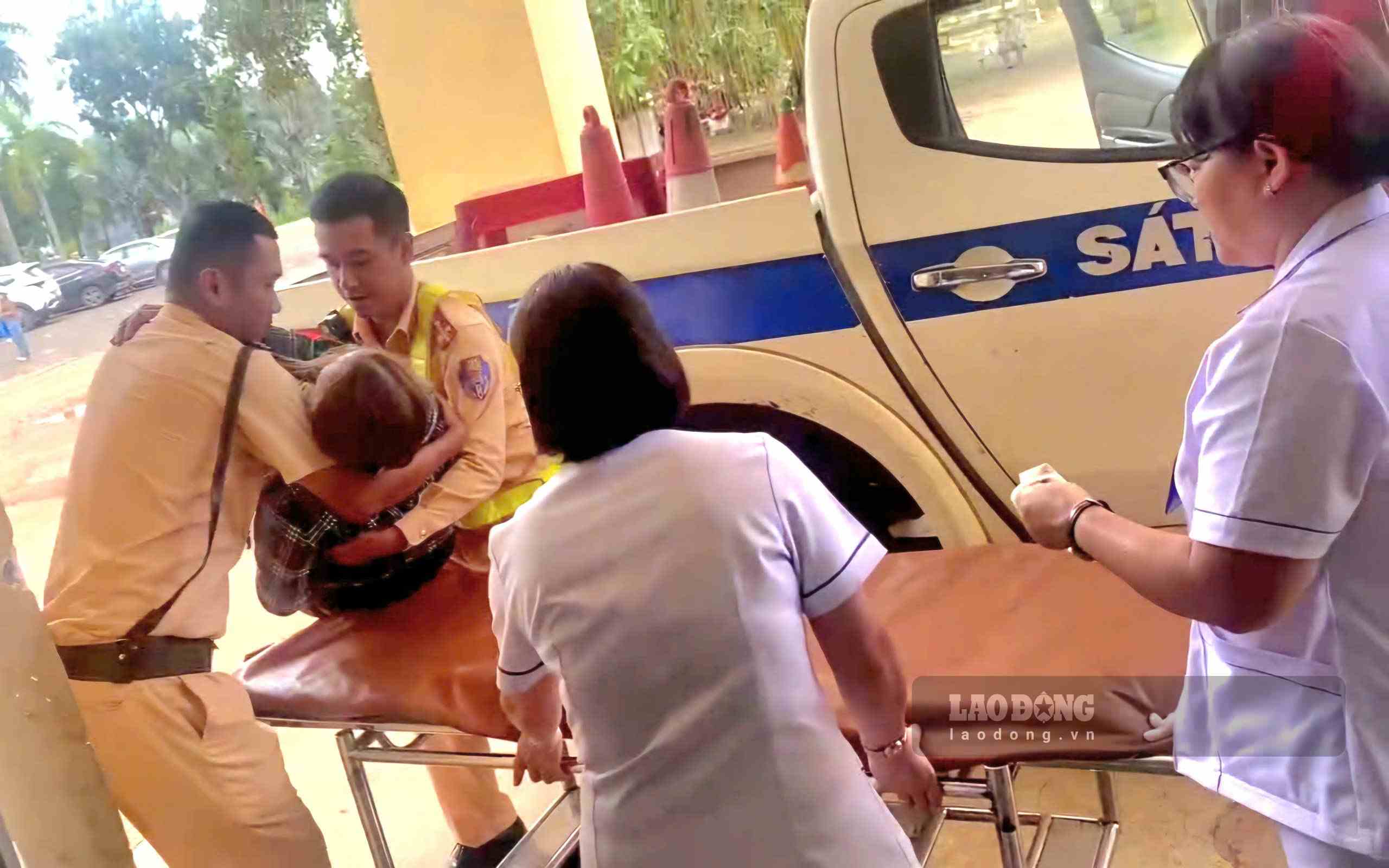 Lam Dong Provincial Traffic Police force takes the woman to the hospital for timely emergency treatment. Photo: Hong Quan