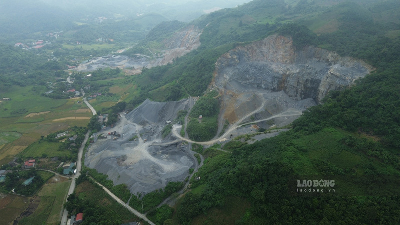 Ban Cam village area, Phong Hai commune, Lao Cai province currently has 5 operating stone mines. Photo: Dinh Dai
