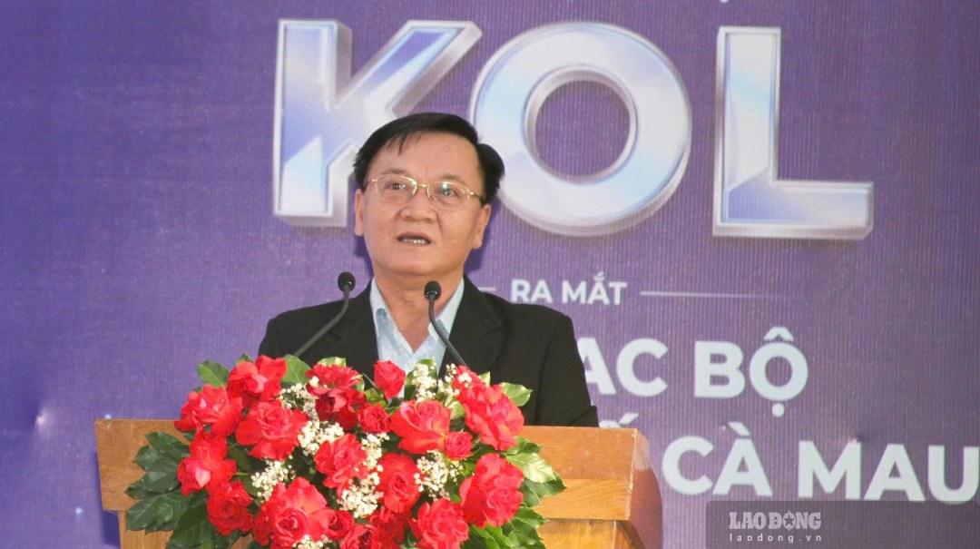 Thượng tá Đỗ Minh Kim, Phó Trưởng phòng 3, Cục An ninh mạng và Phòng, chống tội phạm sử dụng công nghệ cao (A05), Bộ Công an trình bày chuyên đề tại hội nghị. Ảnh: Nhật Hồ.