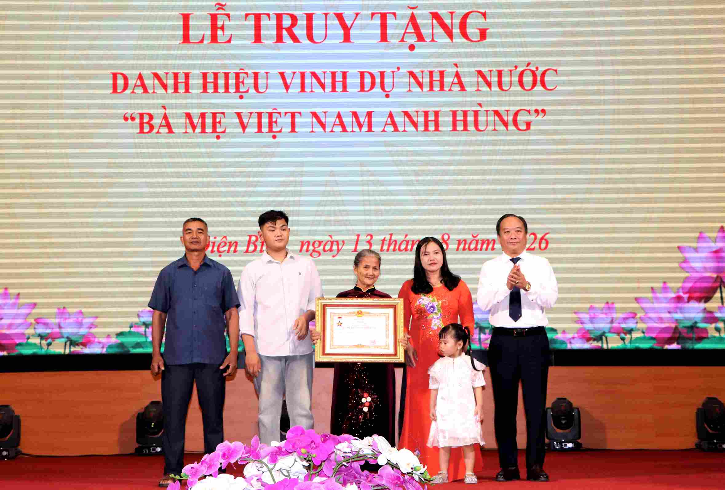 Representatives of Dien Bien Provincial People's Committee awarded Certificates of Title and Badges to representatives of family members of Mother Nguyen Thi Quy. Photo: Lan Phuong/Dienbien. gov. vn