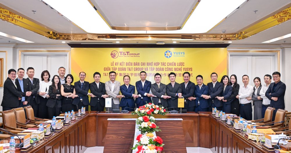 Lãnh đạo và đại diện T&T Group, Yusys Technologies chụp ảnh lưu niệm. Ảnh: T&T Group