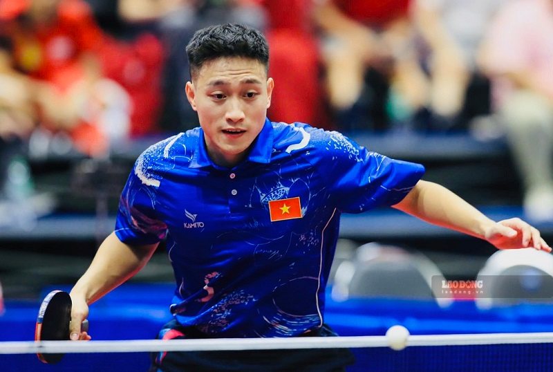 Main player Nguyen Anh Tu brought home the men's team gold medal for the Hanoi team. Photo: Minh Dan
