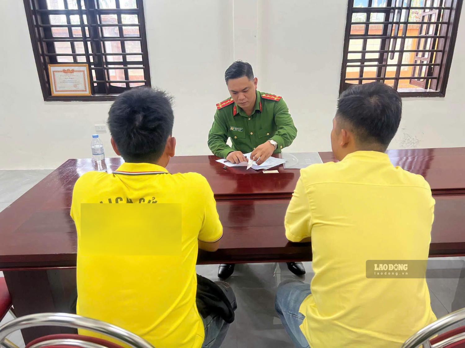 Công an phường Cửa Lò làm việc với tài xế xe điện có hành vi chèo kéo du khách. Ảnh: Duy Chương