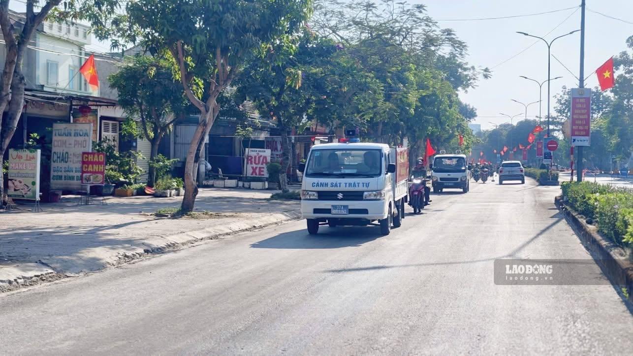 Lực lượng chức năng Cửa Lò ra quân bảo đảm an ninh trật tự. Ảnh: Duy Chương
