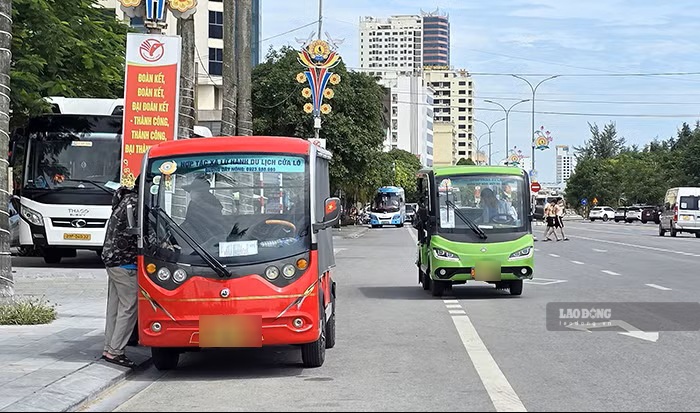 El barrio de Cửa Lò refuerza la gestión de las operaciones de los vehículos eléctricos en la zona. Foto: Duy Chương