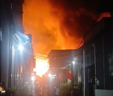 Fire at a sofa manufacturing company factory in Di An ward. Photo: Reader provided