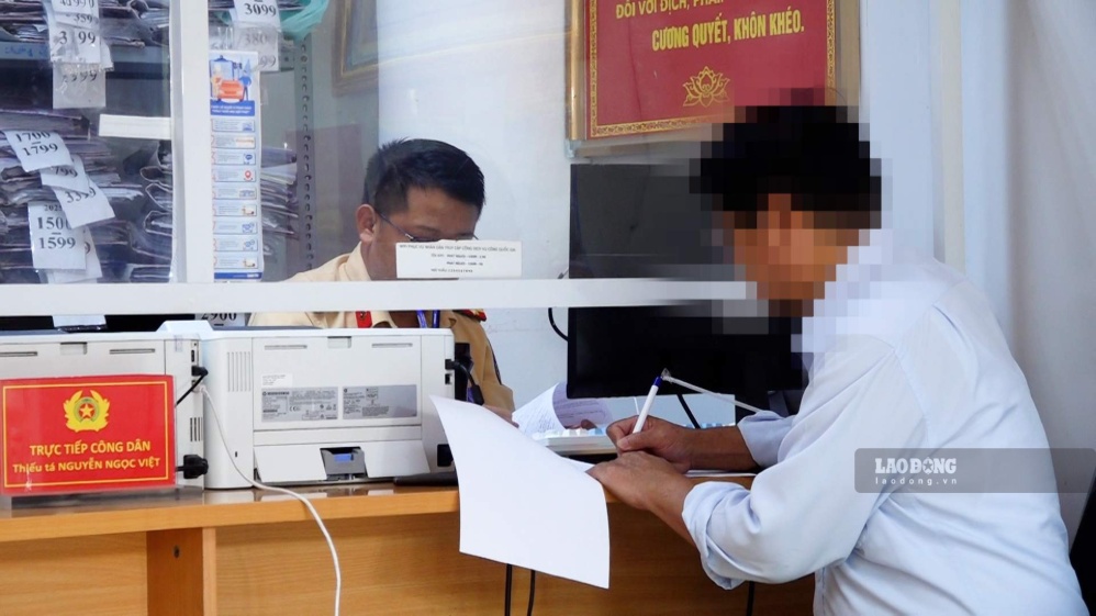 Réaction inattendue de l'auteur de l'infraction lors de la vérification de l'infraction au lieu de traitement des amendes automatiques. Photo: Tô Thế