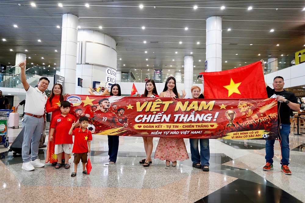 Thầy trò huấn luyện viên Kim Sang-sik nhận được sự chào đón của người hâm mộ Việt Nam tại Malaysia. Ảnh: VFF