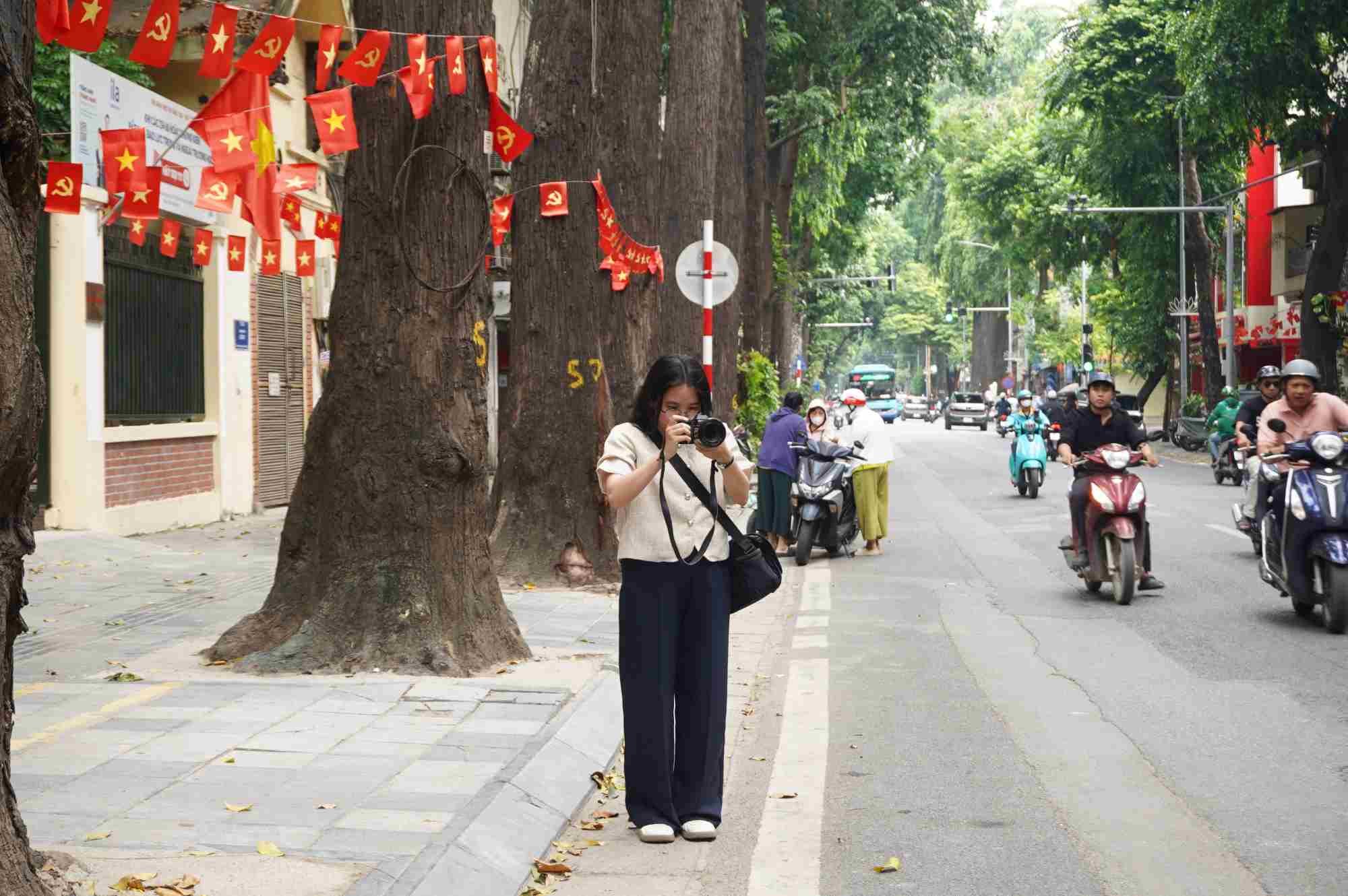 Phóng viên Mỷ Ly tác nghiệp tại Hà Nội trong thời gian luân chuyển. Ảnh: TRANG ANH