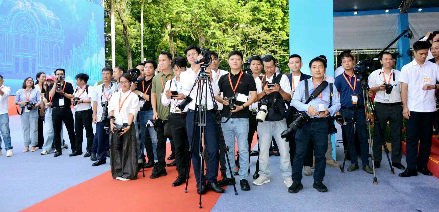 Phóng viên Hồ Anh Tú (hàng đầu, thứ 3 từ phải sang) tham gia đưa tin về quá trình tìm kiếm, quy tập hài cốt liệt sĩ tại Công viên Lê Thị Riêng. Ảnh: ANH TÚ