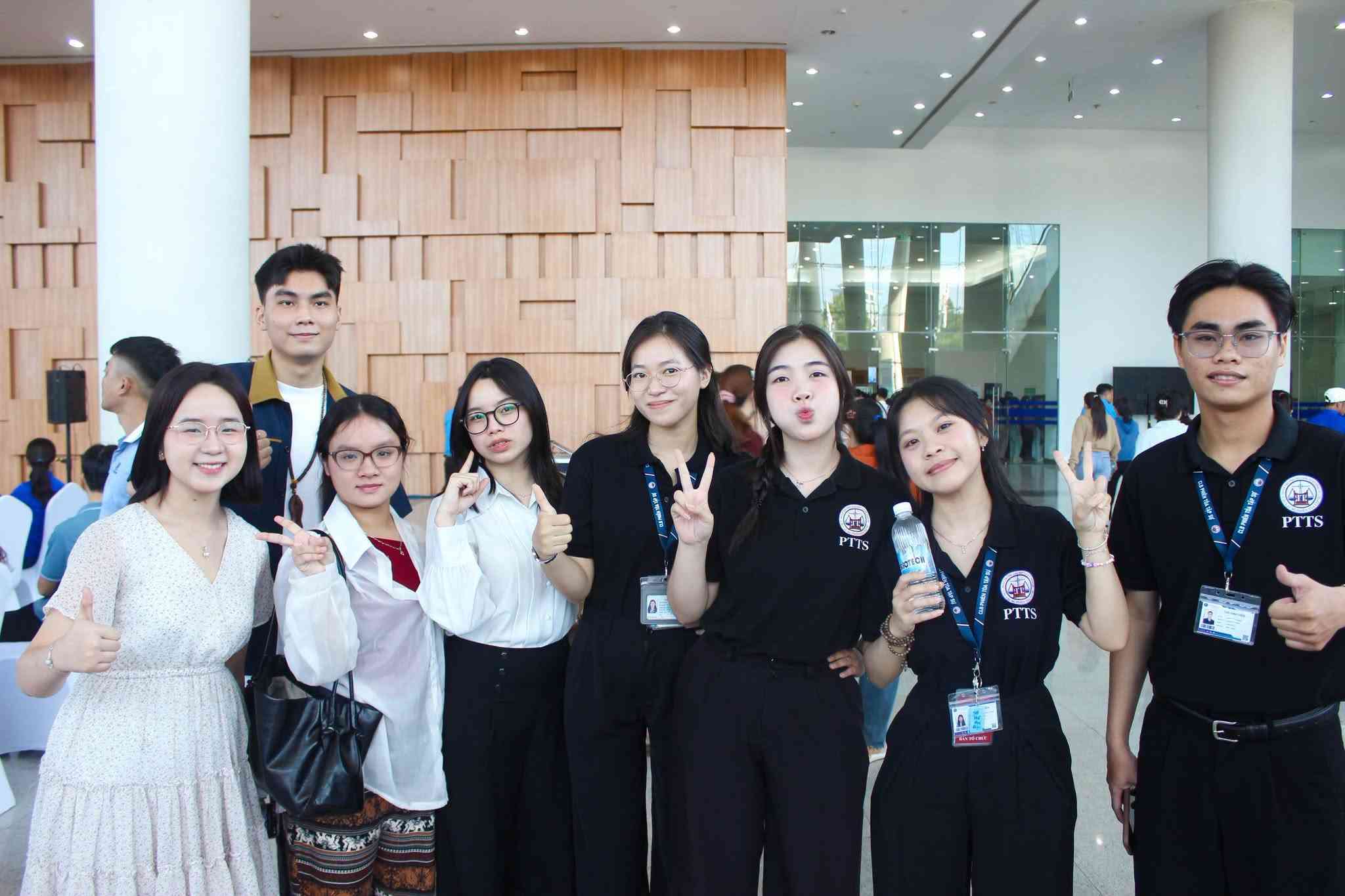 Student Nguyen Ngoc Kieu Diem (3rd from right) and members of the club participate in the "Giving Health - Legal Advice to Workers - For a Healthy Vietnam" Day. Photo: Provided by the character