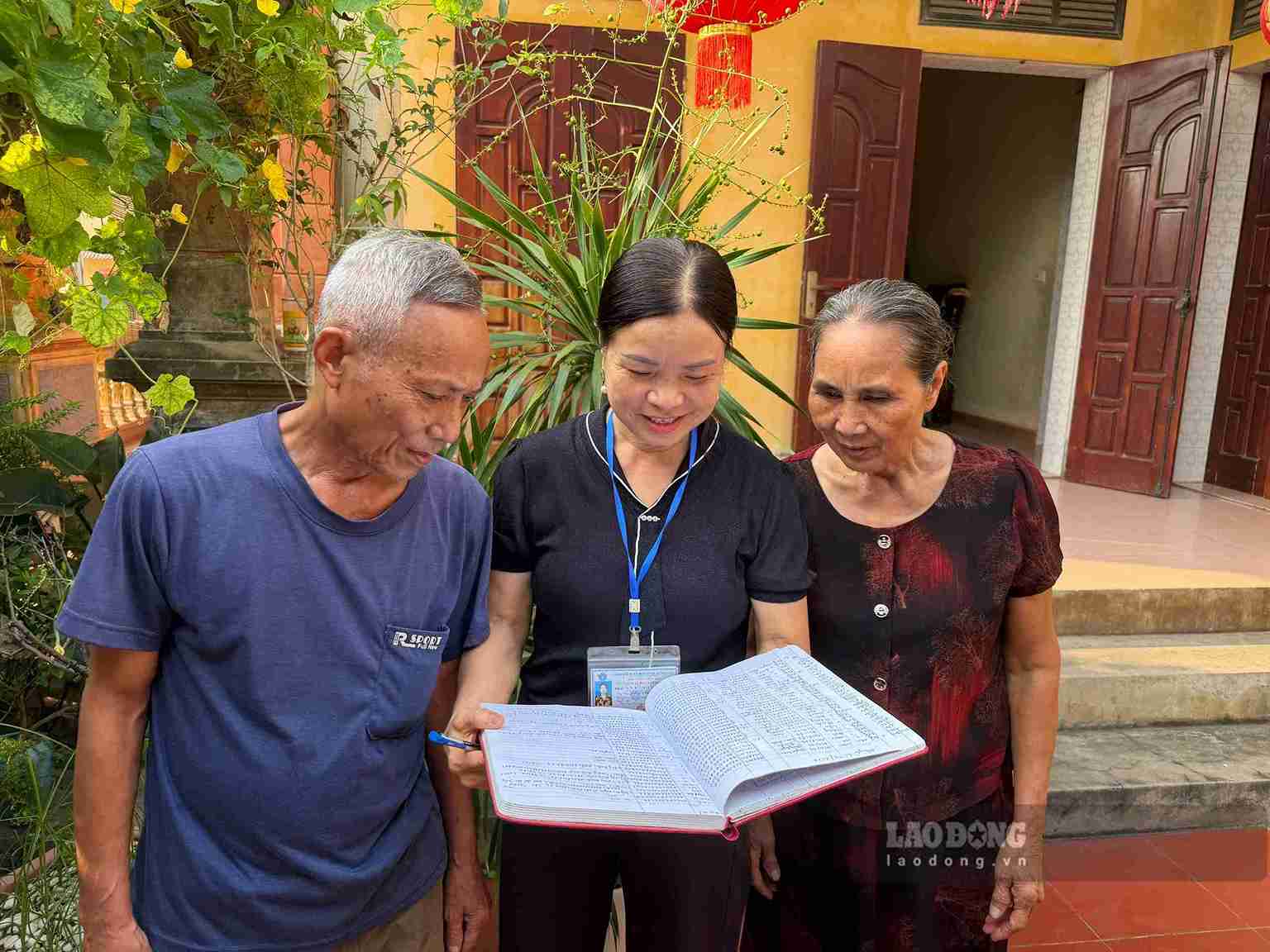 Mme Nguyễn Thị Lệ conseille et explique les droits lors de la participation à l'assurance sociale et à l'assurance maladie pour les habitants locaux. Photo: Mai Hương