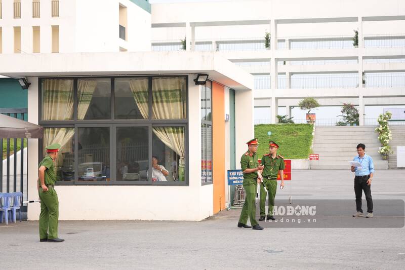 An ninh tại khu vực điểm thi Trường THPT Chuyên Tuyên Quang được thắt chặt. Ảnh: Việt Bắc