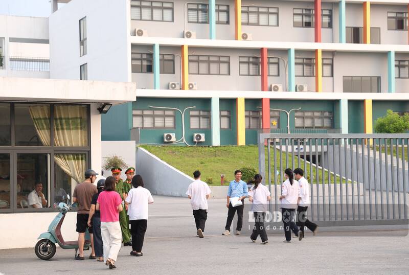 Candidates enter the school to take the first subject in the re-exam. Photo: Viet Bac