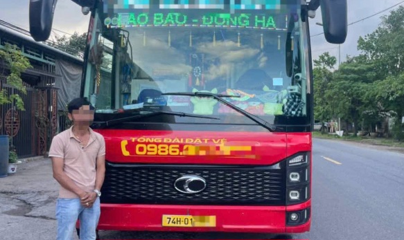 Conductor de autobús de pasajeros con violación del nivel de alcohol en sangre. Foto: Departamento de Policía de Tráfico de la Policía Provincial de Quang Tri
