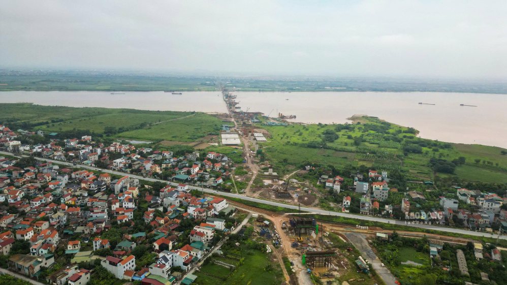 Công trường dự án cầu Hồng Hà qua sông Hồng thuộc dự án đường Vành đai 4. Ảnh: Sóng Hữu