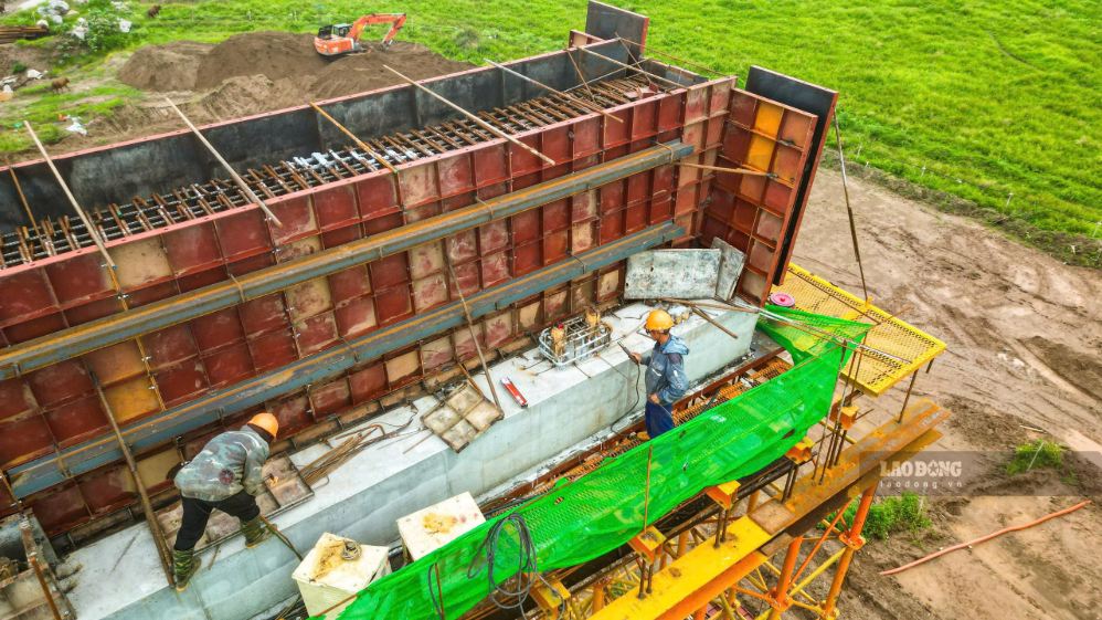 Công nhân làm việc trên công trường dự án. Ảnh: Sóng Hữu