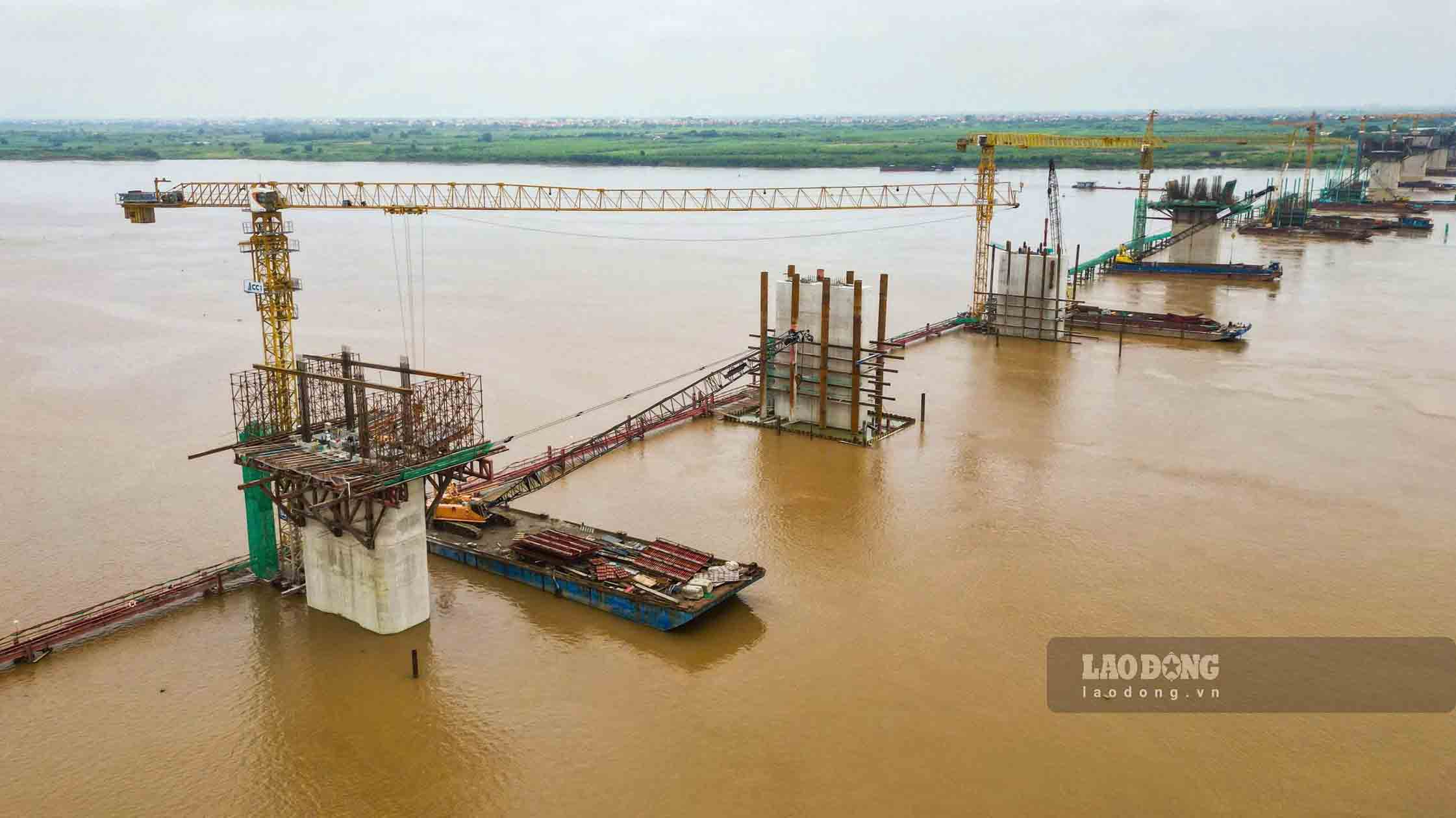 Hong Ha bridge connecting O Dien and Me Linh communes (Hanoi), belonging to the Ring Road 4 project in the Capital region. Photo: Song Huu