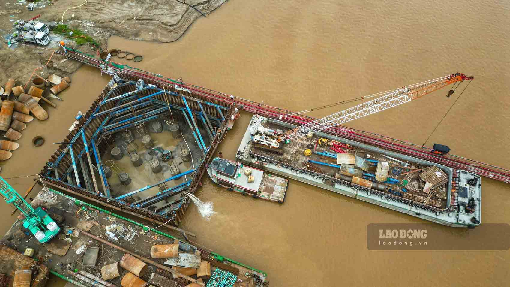 Máy móc, trang thiết bị tập kết trên công trường phục vụ thi công dự án cầu Hồng Hà. Ảnh: Sóng Hữu