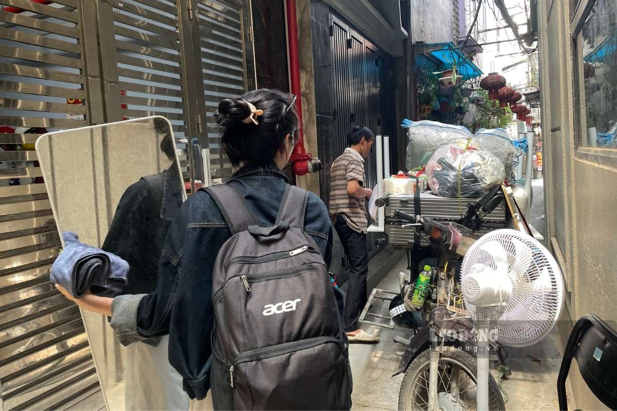 Nguyen Thanh Thao - a second-year student at Hanoi National University of Education is busy moving house before the new school year. Photo: Thanh Binh