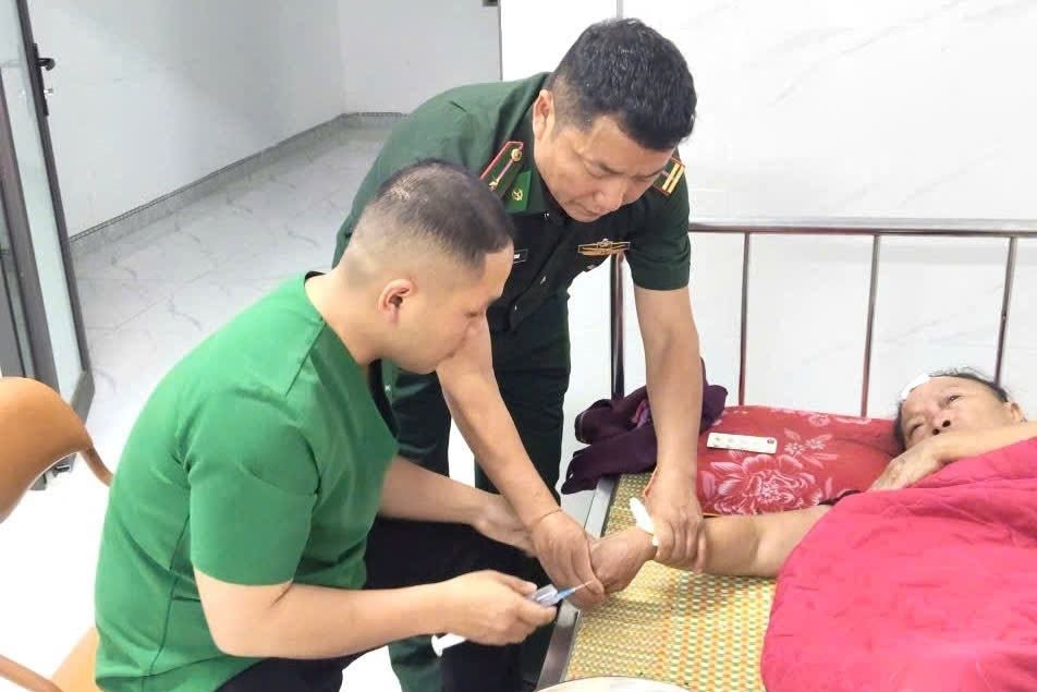 Chieng On Border Guard Station, Son La province promptly took a Lao citizen who had a labor accident to the emergency room. Photo: According to Chieng On Border Guard Station