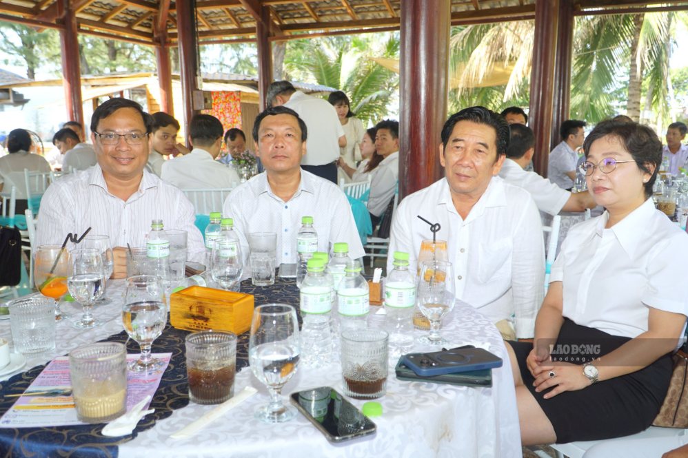 Chương trình “Cà phê doanh nhân” với sự tham gia của lãnh đạo UBND tỉnh Lâm Đồng và các doanh nghiệp. Ảnh: Phạm Duy 
