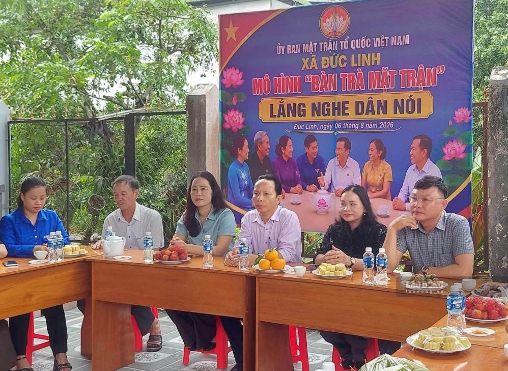 Mô hình được tổ chức tại xã Đức Linh với tên gọi “Bàn trà Mặt trận - Lắng nghe dân nói”. Ảnh: Phạm Duy 