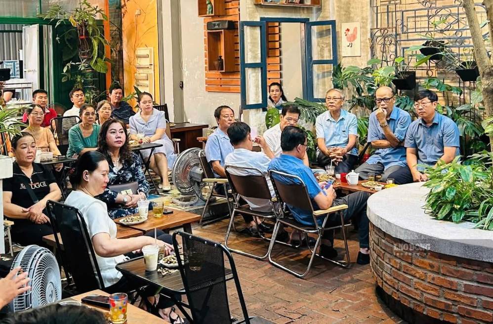 Nhiều người dân, doanh nghiệp tham gia buổi cà phê cùng lãnh đạo phường Phú Thủy. Ảnh: Phạm Duy 