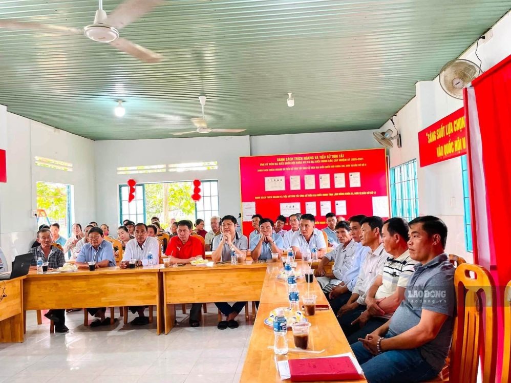 Những ý kiến, kiến nghị của người dân và doanh nghiệp được lãnh đạo địa phương lắng nghe. Ảnh: Phạm Duy 