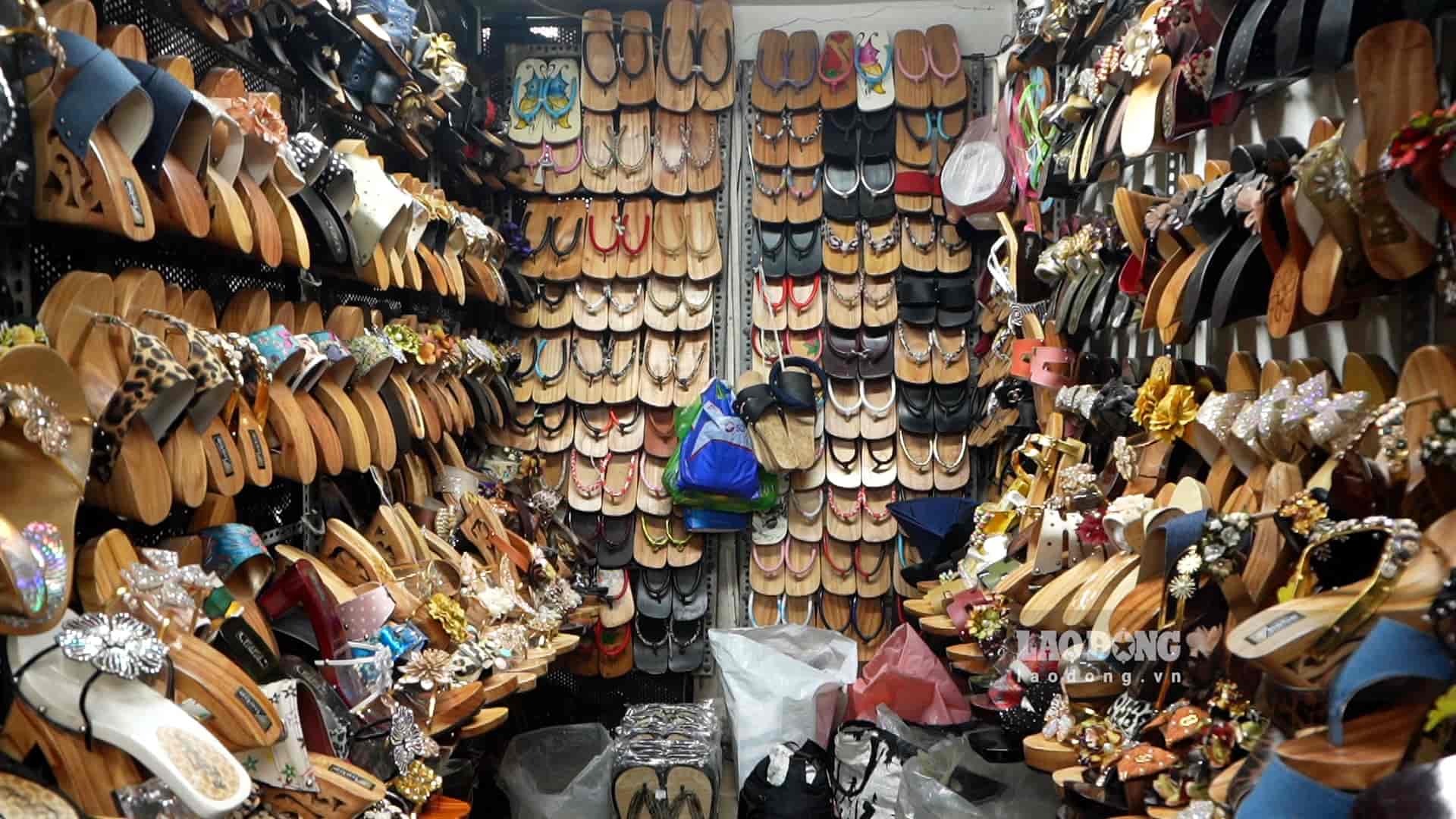 Traditional wooden clogs attract foreign tourists thanks to their unique design and personalized experience. Photo: Huyen Anh