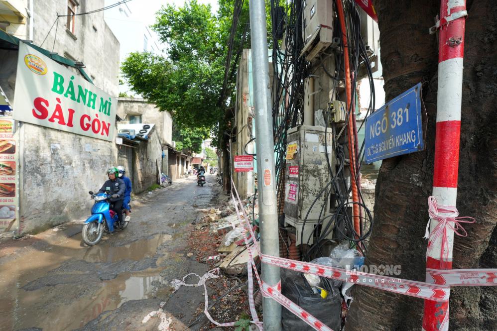 Alley 381 Nguyen Khang (Cau Giay ward, Hanoi) is about to be expanded. Photo: Song Huu