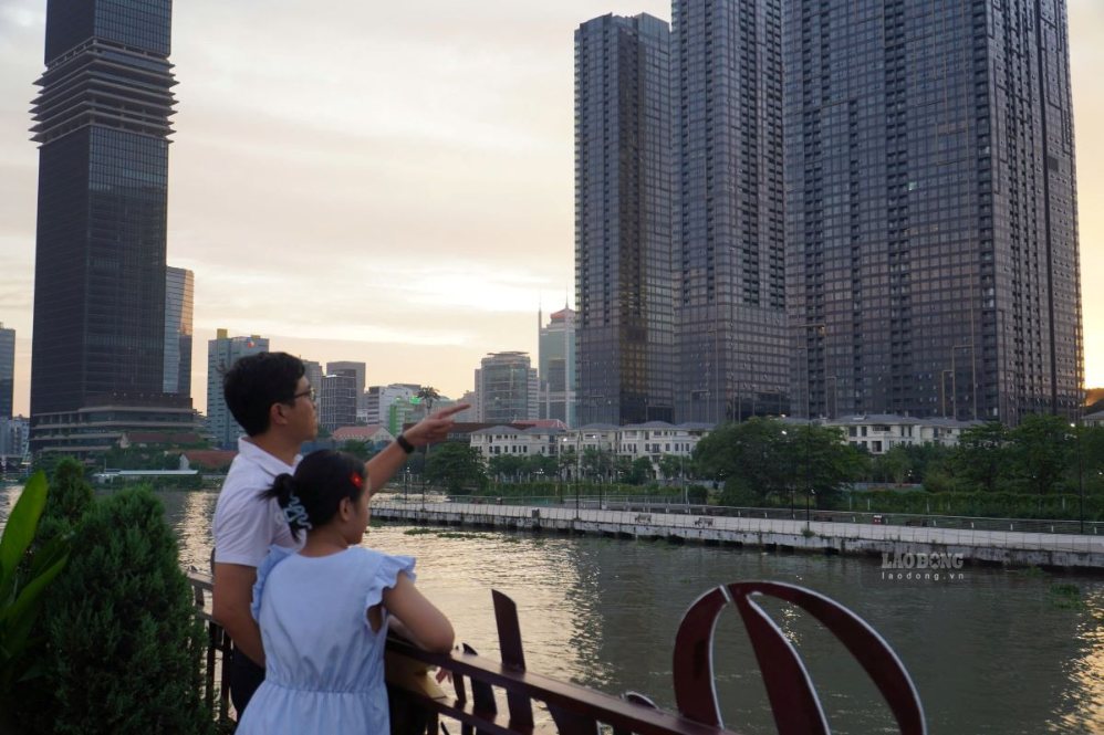 People admire the sunset, the scenery along both banks of the Saigon River. Photo: Thanh Chan