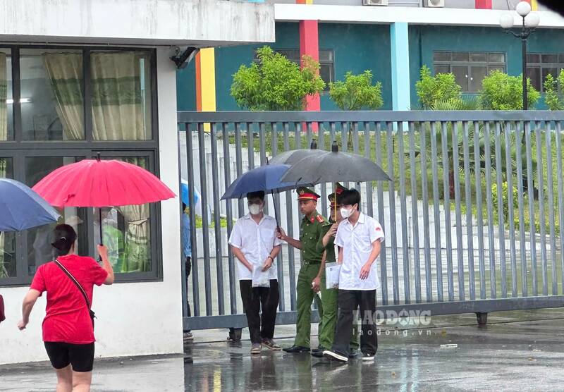 Các thí sinh hoàn thành bài thi môn Ngữ văn. Ảnh: Việt Bắc