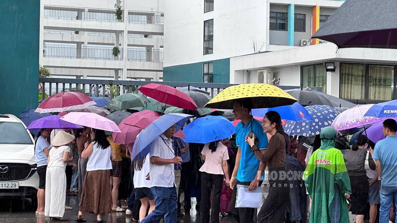 Các phụ huynh đón con sau khi kết thúc môn thi đầu tiên. Ảnh: Việt Bắc