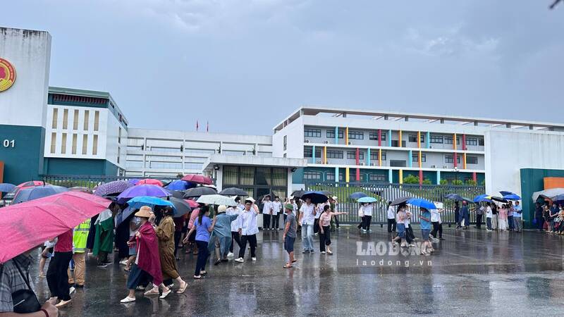뚜옌꽝 전문 고등학교 시험장에서 국어 시험을 마친 수험생들. 사진: 비엣박