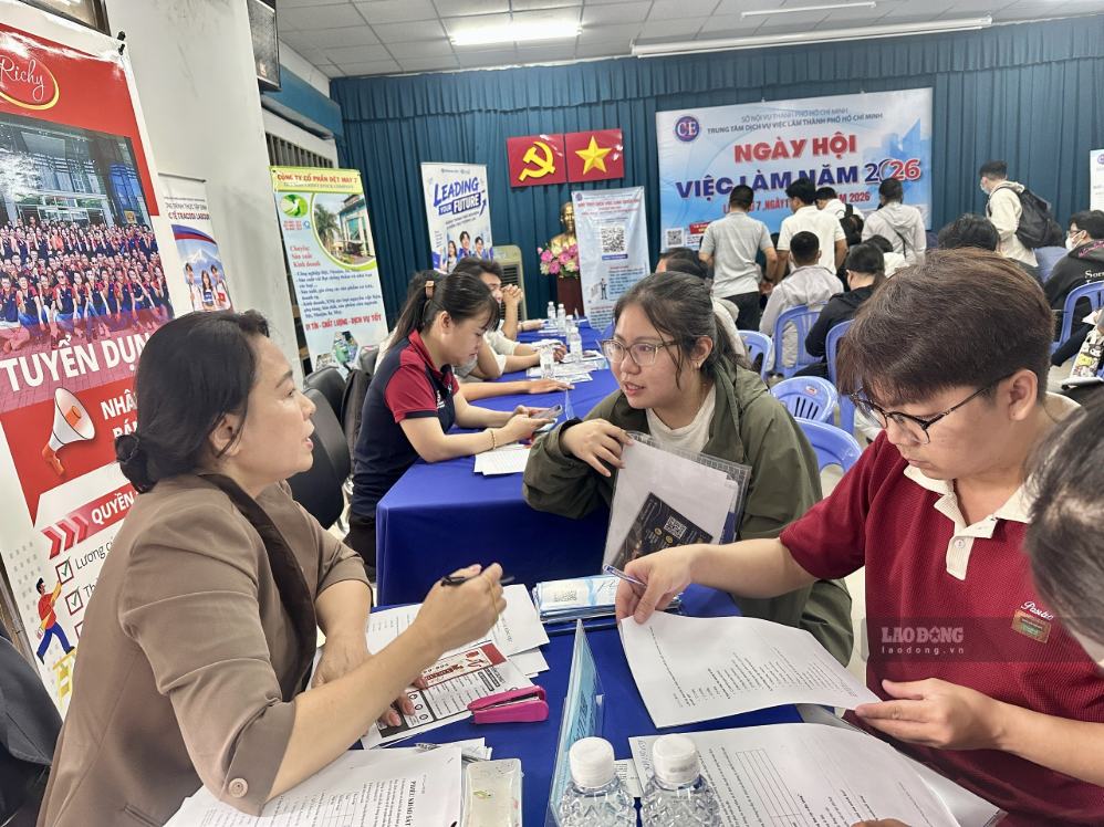 Nhiều vị trí việc làm cần người lao động tại ngày hội việc làm ở TPHCM. Ảnh: Minh Tâm