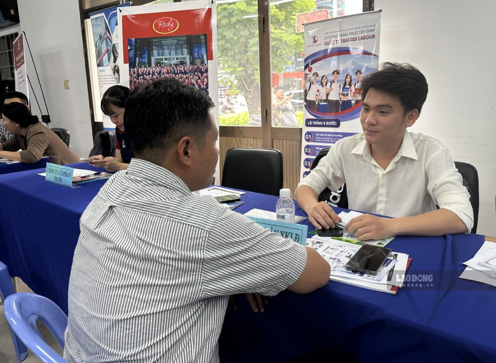 Workers learn about job information. Photo: Minh Tam