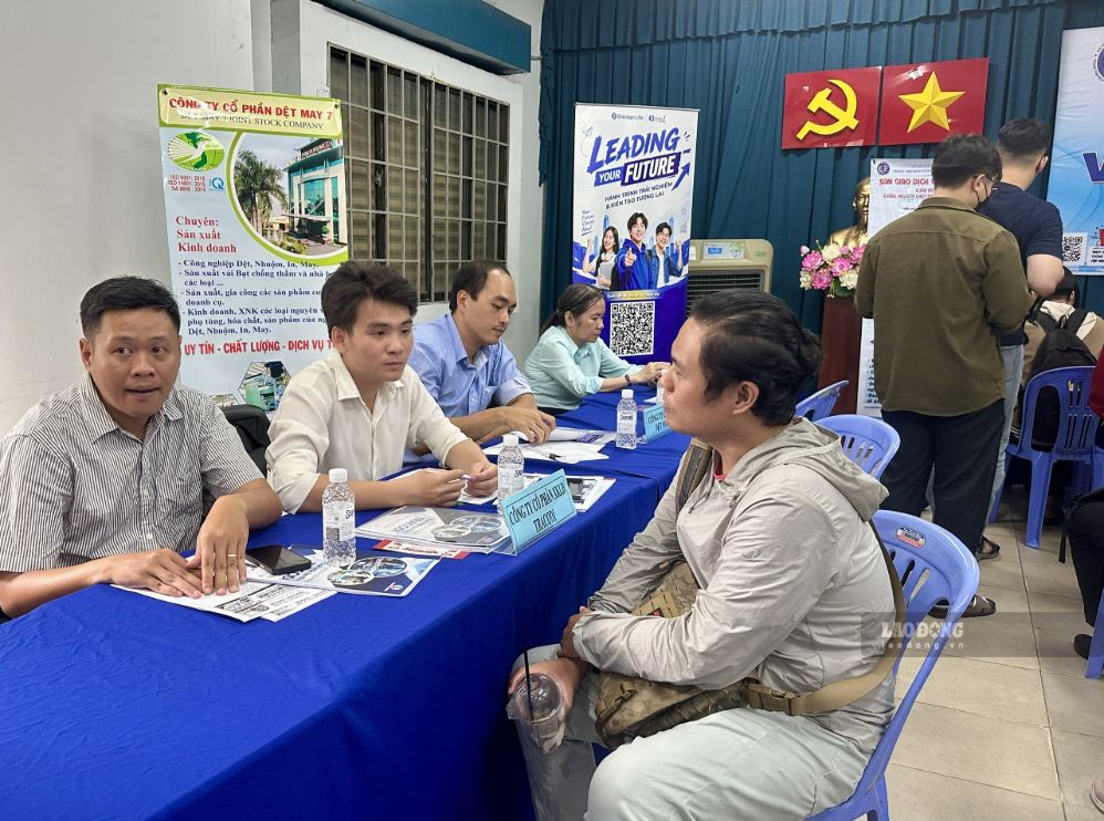 Người lao động tìm thông tin việc làm ở nước ngoài. Ảnh: Minh Tâm